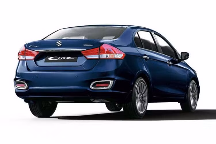 Ở lần nâng cấp giữa vòng đời này, Suzuki Ciaz nâng cấp mới sẽ có một số thay đổi nhỏ về mặt thiết kế, dễ nhận thấy nhất là cụm đèn chiếu sáng trước được vuốt lại, đi kèm tính năng bật/tắt tự động. Bên cạnh đó, cản trước/sau cũng được làm mới. Tại thị trường Thái Lan, xe được trang bị hệ thống đèn full LED bao gồm cả đèn LED định vị ban ngày. Ngoài ra, mâm của xe cũng có thiết kế mới kiểu phay xước với kích cỡ 16 inch.