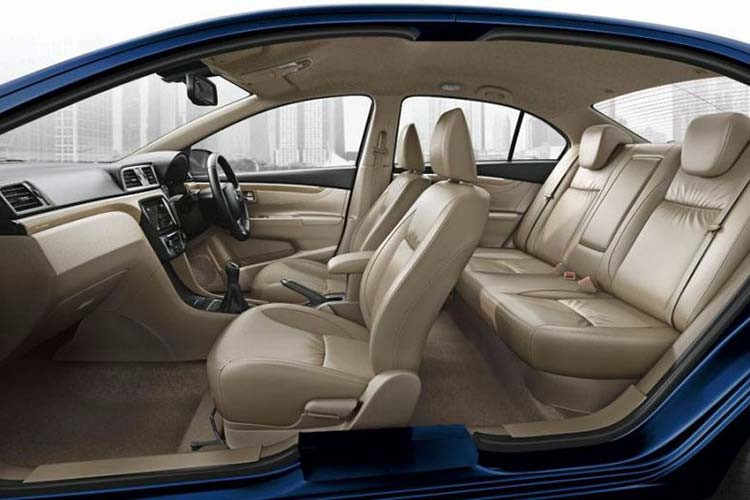 Nội thất và động cơ không có gì thay đổi so với trước đây. Cùng với đó, trang bị an toàn của xe tại Thái Lan có điểm mới là tính năng ga tự động Cruise Control. Dẫu vậy, vẫn chưa biết Suzuki Ciaz 2020 sẽ bị cắt bỏ những gì khi được hãng xe Nhật bản đưa về Việt Nam.