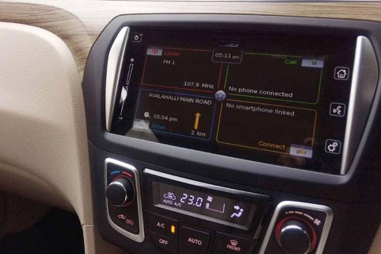 Nằm ở phân khúc sedan hạng B, Suzuki Ciaz luôn là một sản phẩm khá “mờ nhạt” trong mắt người tiêu dùng Việt. Dù sở hữu mức giá xe Suzuki Ciaz mới khá rẻ, 499 triệu đồng ở phiên bản cũ, nhưng Ciaz vẫn không thể đấu lại các đối thủ như Toyota Vios, Hyundai Accent hay thậm chí là cả tân binh Kia Soluto mới ra mắt năm ngoái.