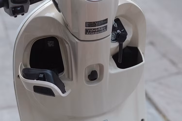 Honda Scoopy-i 2017 được trang bị động cơ 110 phân khối, một xi-lanh, làm mát bằng không khí, phun xăng điện tử. Truyền động dây đai V-Matic. Động cơ công nghệ eSP, tích hợp tính năng Idling Stop, tính năng ngắt động cơ tạm thời khi dừng quá 3 giây đầu tiên cho xe ga ở Thái Lan.