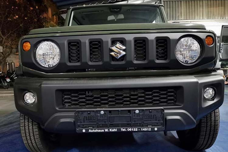 Những trang bị ngoại thất đáng chú ý của Suzuki Jimny mới bao gồm lưới tản nhiệt màu đen. Đèn pha của xe dạng LED, hệ thống bật/tắt đèn pha tự động, đèn sương mù trước, đèn hậu LED, đèn phanh thứ 3 trên cao, ốp cua lốp và vỏ gương chiếu hậu màu đen, gương chiếu hậu chỉnh điện, tay nắm cửa trùng màu thân xe, bộ vành hợp kim 15 inch đi kèm lốp 195/80 R15 cùng lốp dự phòng phía sau.