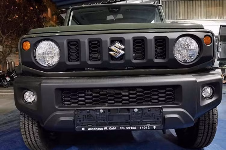 Những trang bị ngoại thất đáng chú ý của Suzuki Jimny mới bao gồm lưới tản nhiệt màu đen. Đèn pha của xe dạng LED, hệ thống bật/tắt đèn pha tự động, đèn sương mù trước, đèn hậu LED, đèn phanh thứ 3 trên cao, ốp cua lốp và vỏ gương chiếu hậu màu đen, gương chiếu hậu chỉnh điện, tay nắm cửa trùng màu thân xe, bộ vành hợp kim 15 inch đi kèm lốp 195/80 R15 cùng lốp dự phòng phía sau.