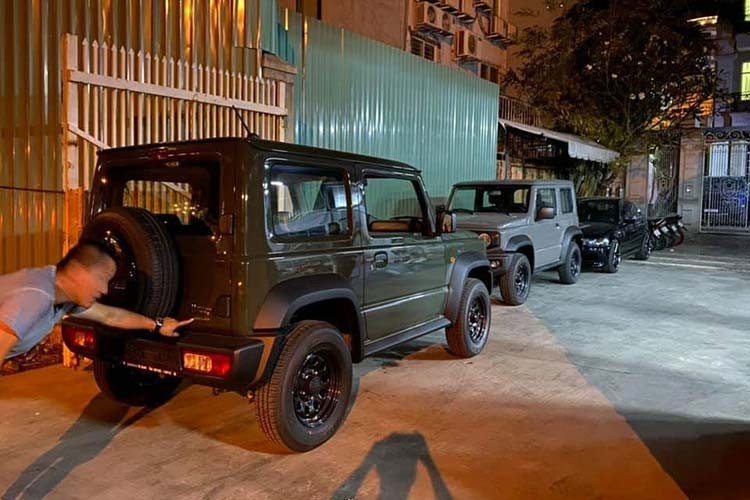 Rất có thể mẫu xe SUV cỡ nhỏ Suzuki Jimny mới này được nhập khẩu về từ Thái Lan, xe có thiết kế giống với xe ở thị trường Philippines cũng như châu Âu. Các kích thước cơ bản của mẫu xe bao gồm chiều dài 3.480 mm hoặc 3.645 mm bao gồm cả lốp dự phòng, chiều rộng 1.645 mm, chiều cao 1.720 mm, chiều dài cơ sở 2.250 mm và chiều cao gầm 220 mm. Trọng lượng của xe dao động từ 1.080 - 1.110 kg.