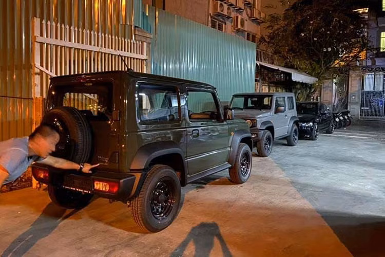 Rất có thể mẫu xe SUV cỡ nhỏ Suzuki Jimny mới này được nhập khẩu về từ Thái Lan, xe có thiết kế giống với xe ở thị trường Philippines cũng như châu Âu. Các kích thước cơ bản của mẫu xe bao gồm chiều dài 3.480 mm hoặc 3.645 mm bao gồm cả lốp dự phòng, chiều rộng 1.645 mm, chiều cao 1.720 mm, chiều dài cơ sở 2.250 mm và chiều cao gầm 220 mm. Trọng lượng của xe dao động từ 1.080 - 1.110 kg.