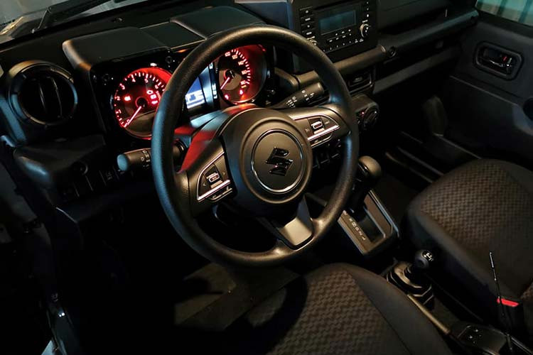 Xe được trang bị hệ thống thông tin giải trí với màn hình cảm ứng 7 inch, hỗ trợ Apple CarPlay/Android Auto, hệ thống định vị, hệ thống kết nối Bluetooth, cổng USB và 2 loa... Những tính năng an toàn của xe gồm có hệ thống chống bó cứng phanh ABS, phân bổ lực phanh điện tử EBD, trợ lực phanh BA, cân bằng điện tử EBD, kiểm soát lực kéo TCS, hỗ trợ khởi hành ngang dốc, hỗ trợ đổ đèo và 2 túi khí trước.