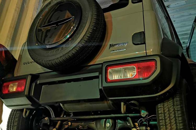 Jimny mới của Suzki là một mẫu SUV thực thụ, khi sử dụng nền tảng khung gầm rời (body-on-frame) cho phép nó linh động đi địa hình xấu và khả năng off-road tốt. Jimny mới có góc tiếp cận và góc thoát trước sau lần lượt là 37 và 49 độ. Ngoài ra, Jimny có thể dễ dàng xoay sở trong đô thị khi nó có bán kính quay vòng tối thiểu chỉ 4,9m.