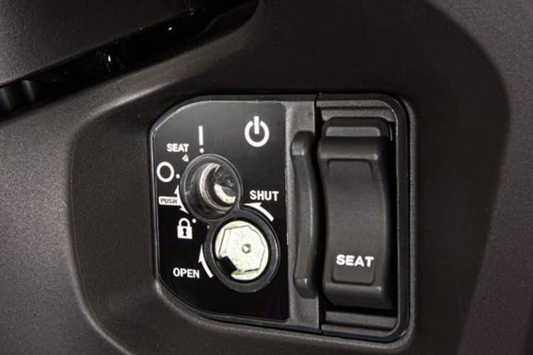 Xe cũng được trang bị phanh đĩa thủy lực cho cả bánh trước và sau kèm theo đó là hệ thống chống bó cứng ABS cho bánhh trước, tăng cường sự an toàn cho người sử dụng.