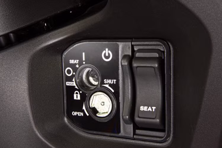 Xe cũng được trang bị phanh đĩa thủy lực cho cả bánh trước và sau kèm theo đó là hệ thống chống bó cứng ABS cho bánhh trước, tăng cường sự an toàn cho người sử dụng.