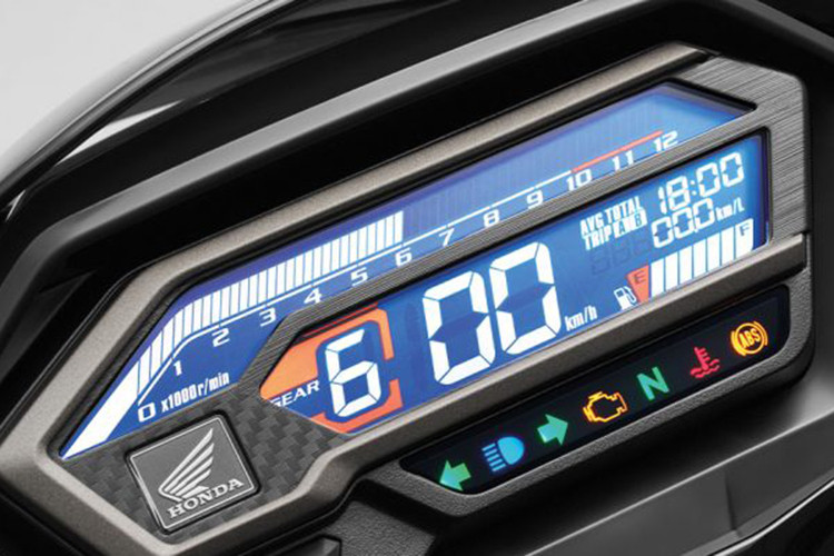 Honda RS-X 2024 vẫn sử dụng chìa khóa cơ nhưng được tích hợp cả nút bấm mở cốp ngay ở đầu xe tiện lợi. Ngoài ra, xe cũng được trang bị giảm xóc trước ống lồng, phía sau là giảm xóc lò xo trụ đơn.