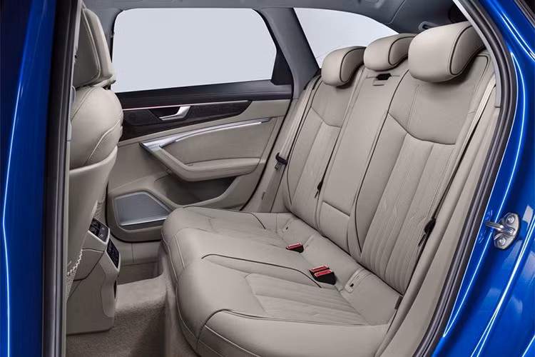 Tương tự chiếc A7 mới, A6 Avant tiếp tục được trang bị hệ thống “buồng lái ảo” Virtual Cockpit thay thế cho đồng hồ analog truyền thống. Các tùy chọn tiện nghi khác bao gồm da bọc Valcona, cửa sổ trời toàn cảnh, hệ thống âm thanh cao cấp Bang &amp; Olufsen 19 loa và tính năng sưởi ấm, làm mát, mát-xa được tích hợp cho hàng ghế trước.