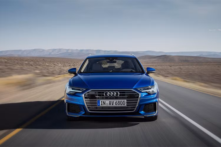 Được xây dựng trên nền tảng khung gầm MLB mới của Audi, tổng thể kích thước A6 Avant được cải thiện nhẹ so với bản tiền nhiệm. Lấy cảm hứng từ chiếc Audi 100 Avant những năm 1980, A6 Avant với trần xe phía sau được vát xuống nhiều hơn. Cặp đèn hậu LED thiết kế sắc sảo, được nối liền với nhau bởi một dải chrome sang trọng.