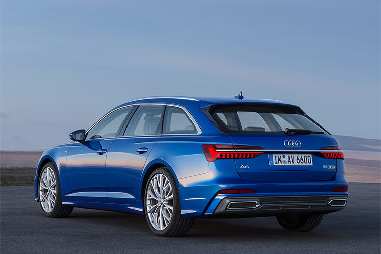 Về ngoại thất, mặt trước của xe nổi bật với tấm lưới tản nhiệt đơn khung rộng, được hoàn thiện trên hình lục giác quen thuộc của Audi. Cặp đèn hậu LED thiết kế sắc sảo, được nối liền với nhau bởi một dải chrome sang trọng. Ấn tượng hơn, những đường gân dập nổi trải dài từ nắp ca-pô đến thân xe khiến A6 Avant thêm phần cơ bắp và mạnh mẽ.