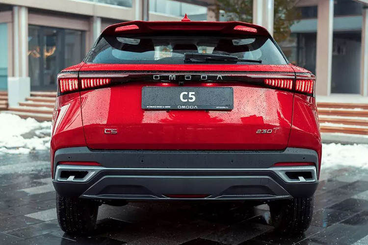 Điểm nhấn lớn nhất của SUV Omoda C5 2025 tại Nga nằm ở khu vực đầu xe với lưới tản nhiệt mới, sử dụng họa tiết hình quả trám sơn cùng màu thân xe. Nẹp mạ crôm cũ ở phía trên lưới tản nhiệt được thay thế bằng ốp màu đen bóng tích hợp dòng chữ "Omoda" mạ crôm tạo cảm giác hiện đại và thể thao hơn.