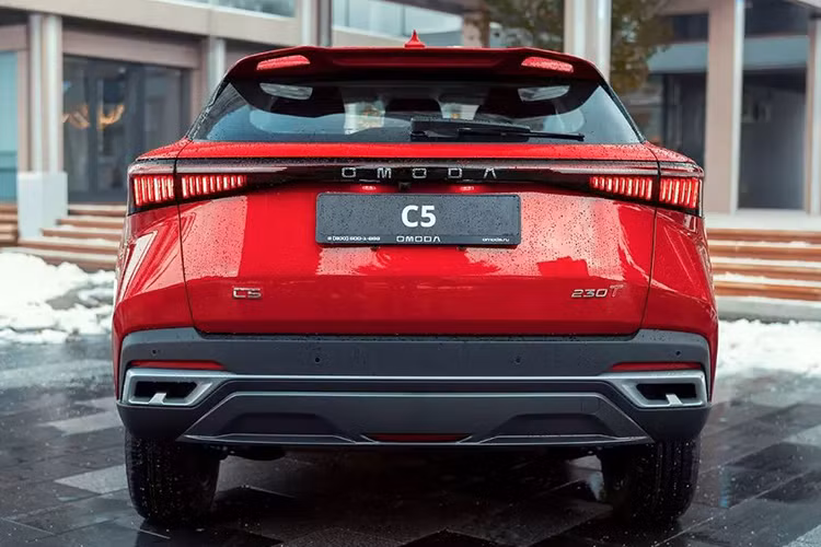 Điểm nhấn lớn nhất của SUV Omoda C5 2025 tại Nga nằm ở khu vực đầu xe với lưới tản nhiệt mới, sử dụng họa tiết hình quả trám sơn cùng màu thân xe. Nẹp mạ crôm cũ ở phía trên lưới tản nhiệt được thay thế bằng ốp màu đen bóng tích hợp dòng chữ "Omoda" mạ crôm tạo cảm giác hiện đại và thể thao hơn.