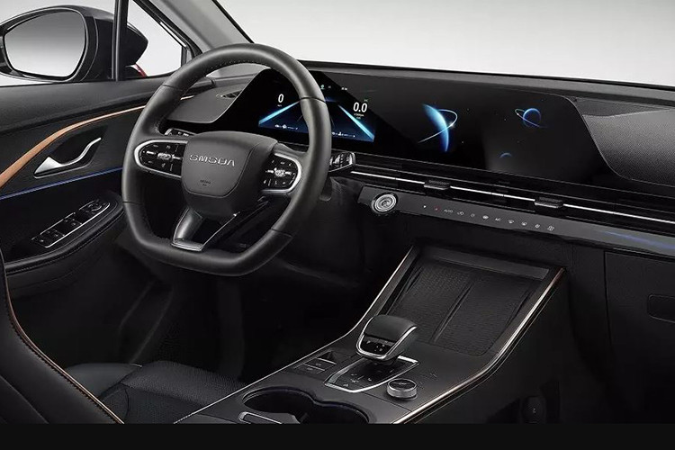 Bên trong, Omoda C5 2025 thế hệ mới giữ nguyên thiết kế nội thất. Xe vẫn sở hữu vô lăng vát đáy thể thao, bảng đồng hồ kỹ thuật số nối liền màn hình cảm ứng trung tâm 12,3 inch mang lại trải nghiệm hiện đại và tiện nghi.