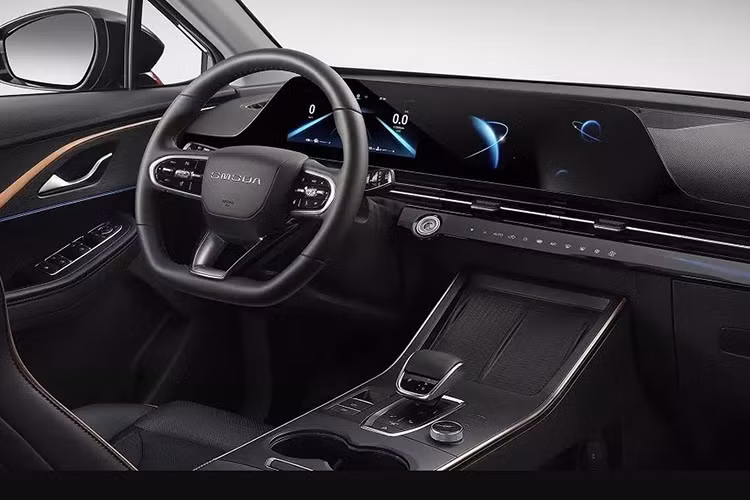 Bên trong, Omoda C5 2025 thế hệ mới giữ nguyên thiết kế nội thất. Xe vẫn sở hữu vô lăng vát đáy thể thao, bảng đồng hồ kỹ thuật số nối liền màn hình cảm ứng trung tâm 12,3 inch mang lại trải nghiệm hiện đại và tiện nghi.