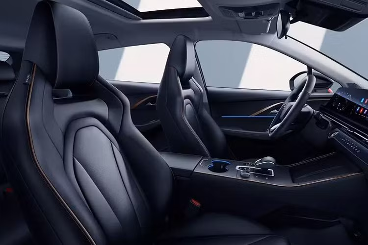 Các phiên bản như Fun và Drive trang bị tiêu chuẩn như đèn cảm biến ánh sáng, ghế bọc da pha nỉ hoặc giả da, tính năng sưởi ở vô lăng, ghế trước, kính lái, điều hòa tự động và sạc không dây. Trong khi đó, bản Lifestyle và Active có thêm đèn pha LED, đèn sương mù, camera toàn cảnh, cửa cốp chỉnh điện và cảnh báo điểm mù.