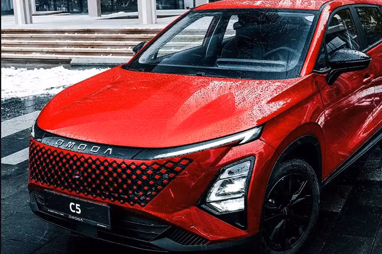 Không chỉ được giới thiệu tại Nga, Omoda C5 2025 nâng cấp mới cũng đã cập bến Việt Nam từ cuối tháng 11/2024 mang đến nhiều lựa chọn cho người tiêu dùng. So với phiên bản tiền nhiệm, Omoda C5 2025 có những thay đổi nhẹ về thiết kế ngoại thất.