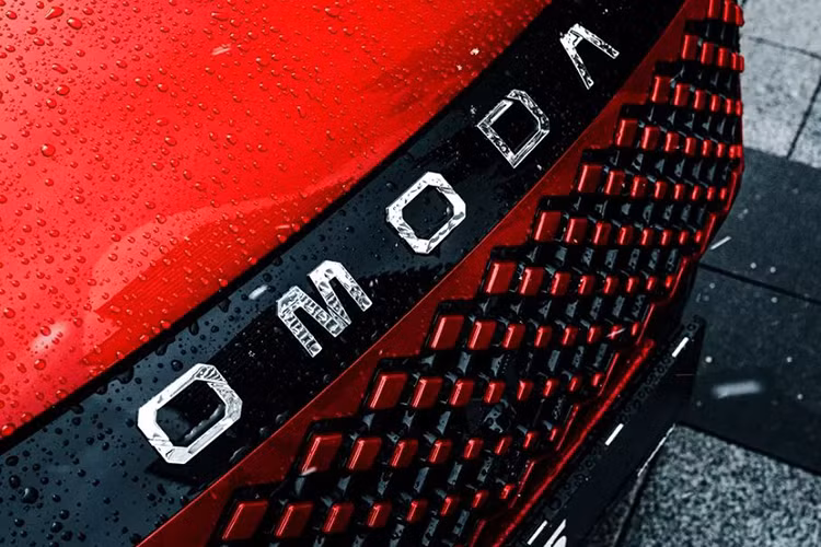 Tuy nhiên, hãng Chery của Trung Quốc đã giảm số lựa chọn màu ngoại thất từ 8 xuống còn 6 màu. Ngoài ra, thể tích bình chứa nước rửa kính chắn gió cũng giảm từ 5 lít xuống 4,5 lít.