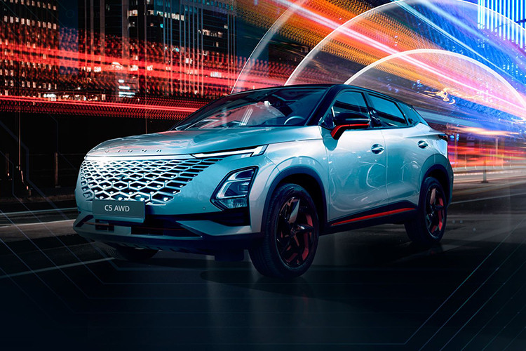 Omoda C5 2025 vẫn sử dụng hai tùy chọn động cơ như trước. Đó là động cơ 1.5L tăng áp, công suất 147 mã lực và động cơ 1.6L tăng áp, công suất 150 mã lực kết hợp hộp số tự động 7 cấp. Xe cung cấp tùy chọn hệ dẫn động cầu trước (FWD) và dẫn động bốn bánh toàn thời gian (AWD), tùy theo phiên bản.