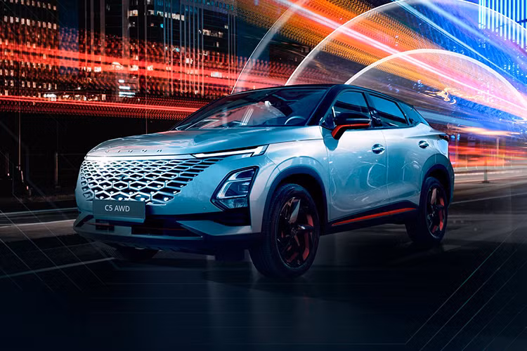 Omoda C5 2025 vẫn sử dụng hai tùy chọn động cơ như trước. Đó là động cơ 1.5L tăng áp, công suất 147 mã lực và động cơ 1.6L tăng áp, công suất 150 mã lực kết hợp hộp số tự động 7 cấp. Xe cung cấp tùy chọn hệ dẫn động cầu trước (FWD) và dẫn động bốn bánh toàn thời gian (AWD), tùy theo phiên bản.