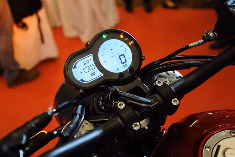 Cụm đồng hồ của xe hiển thị dạng thông tin dạng điện tử hoàn toàn. Chính giữa là đồng hồ báo tốc độ, vòng tua, đèn báo... bên cạnh là nhiệt độ cùng mức đo nhiên liệu. Xe sở hữu khoá điện dạng chìa, các nút bấm thiết kế đơn giản giống như nhiều mẫu xe hiện đang bán ra thị trường của hãng.