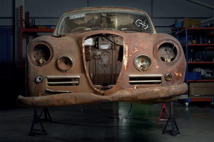 Để phục hồi một chiếc xe cổ đồng nát như thế này là một điều vô cùng khó khăn, đòi hỏi người thợ có chuyên môn cực cao. Ban đầu, họ sẽ đánh giá xem mức độ của việc phục hồi có khả thi hay không và sau đó là rất nhiều những vấn đề hóc búa khác liên quan.