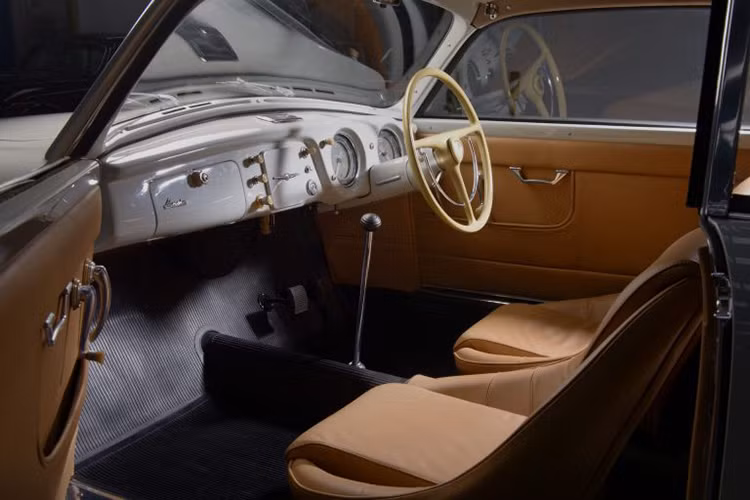 Lancia Aurelia B20 GT cũng được trang bị bộ ghế phong cách Rally De Corsa cũng như những nâng cấp như lẫy chuyển số sàn Nardi, mâm cặp Nardi và bộ chế hòa khí đôi Nardi và bánh xe Borrani bi-metallic.