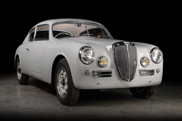 Nhìn chiếc Lancia Aurelia B20 GT đời 1953, hầu hết các chuyên gia xe cổ sẽ lắc đầu và loại bỏ nó khỏi danh sách có thể phục hồi không một chút do dự. Tuy nhiên, chuyên gia phục chế Thornley Kelham tại Anh quốc lại biến điều không thể thành hiện thực - ông cũng là một tay chơi xe cổ nổi tiếng.