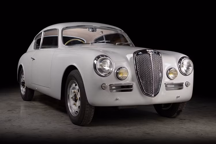 Nhìn chiếc Lancia Aurelia B20 GT đời 1953, hầu hết các chuyên gia xe cổ sẽ lắc đầu và loại bỏ nó khỏi danh sách có thể phục hồi không một chút do dự. Tuy nhiên, chuyên gia phục chế Thornley Kelham tại Anh quốc lại biến điều không thể thành hiện thực - ông cũng là một tay chơi xe cổ nổi tiếng.