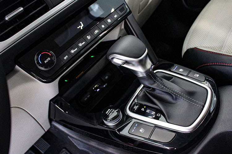 Các tính năng an toàn của Kia Seltos được đánh giá là đa dạng, đầy đủ. Với mức giá xe Kia Seltos từ 589 triệu, các tính năng an toàn mà người dùng nhận được gồm: Chống bó cứng phanh ABS; Phân phối lực phanh điện tử EBD; Hỗ trợ lực phanh BA; Cân bằng điện tử; Kiểm soát thân xe; Hỗ trợ khởi hành ngang dốc; Camera lùi; Cảm biến lùi; 2-6 túi khí; Phanh đỗ xe điện tử...