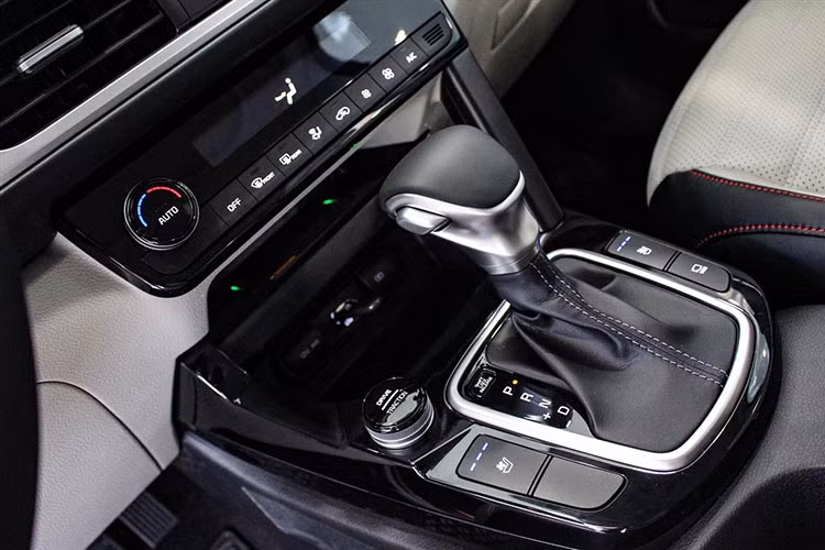 Các tính năng an toàn của Kia Seltos được đánh giá là đa dạng, đầy đủ. Với mức giá xe Kia Seltos từ 589 triệu, các tính năng an toàn mà người dùng nhận được gồm: Chống bó cứng phanh ABS; Phân phối lực phanh điện tử EBD; Hỗ trợ lực phanh BA; Cân bằng điện tử; Kiểm soát thân xe; Hỗ trợ khởi hành ngang dốc; Camera lùi; Cảm biến lùi; 2-6 túi khí; Phanh đỗ xe điện tử...