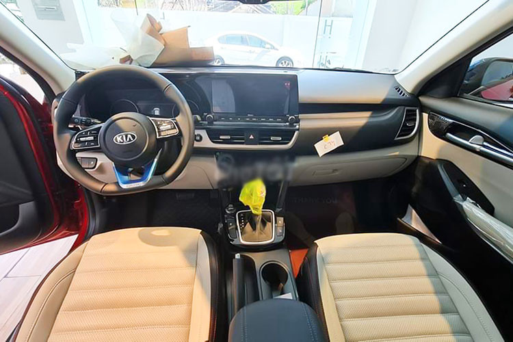 Kia Seltos phiên bản 1.4L Turbo Premium là phiên bản cao cấp của dòng CUV hạng B Kia Seltos. Xe sử dụng động cơ 4 cyl thẳng hàng dung tích 1.4L tăng áp cho công suất tối đa 138 mã lực và mô-men xoắn cực đại 242Nm. Xe sử dụng kết hợp với hộp số tự động ly hợp kép 7 cấp. Phiên bản cao cấp của Seltos đi kèm với nhiều “đồ chơi” màn hình hỗ trợ lái 7 inch, màn hình giải trí trung tâm 10,25 inch…