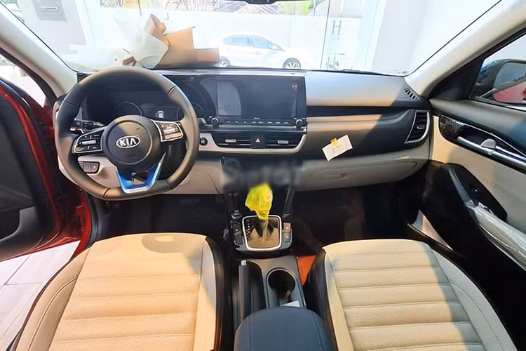 Kia Seltos phiên bản 1.4L Turbo Premium là phiên bản cao cấp của dòng CUV hạng B Kia Seltos. Xe sử dụng động cơ 4 cyl thẳng hàng dung tích 1.4L tăng áp cho công suất tối đa 138 mã lực và mô-men xoắn cực đại 242Nm. Xe sử dụng kết hợp với hộp số tự động ly hợp kép 7 cấp. Phiên bản cao cấp của Seltos đi kèm với nhiều “đồ chơi” màn hình hỗ trợ lái 7 inch, màn hình giải trí trung tâm 10,25 inch…