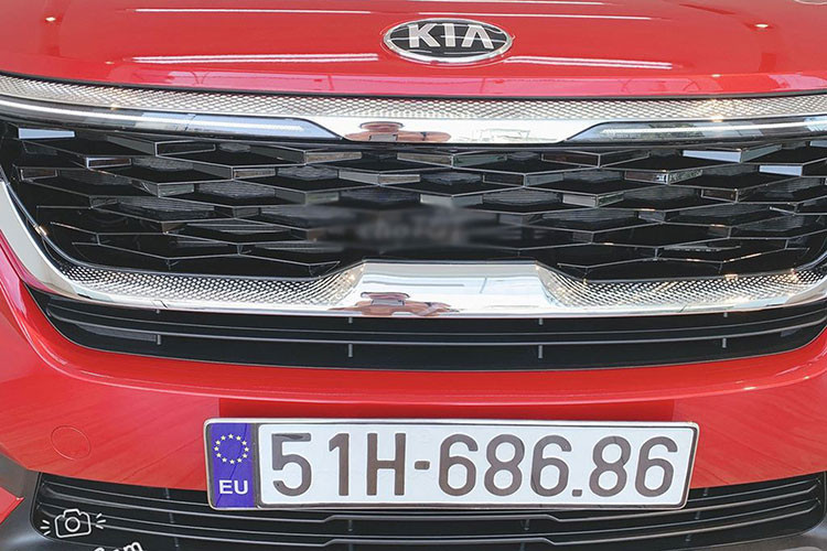 Tại Việt Nam, những biển số đẹp về phong thủy hay biển ngũ quý có giá trị thường được định giá rất cao trên thị trường. Nếu bốc trúng biển đẹp, thường chủ xe sẽ nhanh chóng “hái ra tiền” nếu bán xe cho đúng người chơi. Chính vì thế, những chiếc xe mang biển “khủng” được rao bán với mức giá “trên trời” là chuyện thường thấy tại Việt Nam.