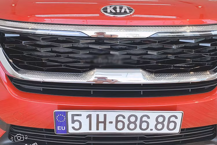 Tại Việt Nam, những biển số đẹp về phong thủy hay biển ngũ quý có giá trị thường được định giá rất cao trên thị trường. Nếu bốc trúng biển đẹp, thường chủ xe sẽ nhanh chóng “hái ra tiền” nếu bán xe cho đúng người chơi. Chính vì thế, những chiếc xe mang biển “khủng” được rao bán với mức giá “trên trời” là chuyện thường thấy tại Việt Nam.