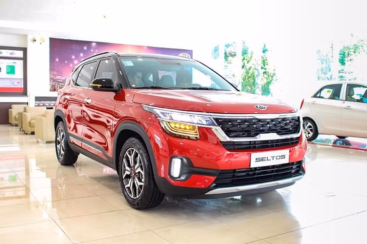 Xe Kia Seltos 2020 tại Việt Nam có 9 tùy chọn màu sắc ngoại thất cho khách hàng thoải mái lựa chọn. Cụ thể, khách hàng có thể chọn 5 màu đơn gồm trắng, đen, đỏ, vàng và cam hoặc chọn một trong 4 tùy chọn kết hợp hai tông màu gồm trắng đen, đỏ đen, vàng đen và cam đen.