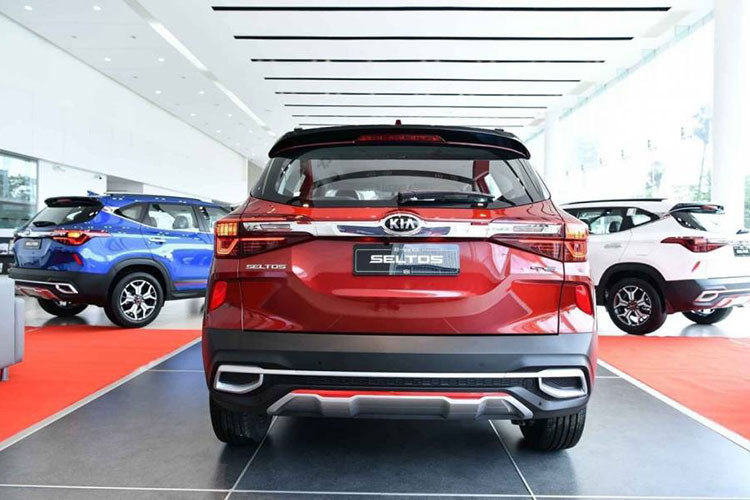 Lấy cảm hứng từ đàn anh Telluride, Kia Seltos có thiết kế tổng thể khá góc cạnh. Điều này giúp xe có nét đặc trưng riêng, nổi bật so với các mẫu xe SUV hạng B khác. Kích thước tổng thể của Kia Seltos 2020 rất ấn tượng với số đo "3 vòng" lần lượt là 4.315 x 1.800 x 1.645 mm. Bán kính vòng quay của xe khá nhỏ, chỉ 5,3 m, giúp việc di chuyển, xoay xở trong đô thị linh hoạt, dễ dàng hơn rất nhiều.