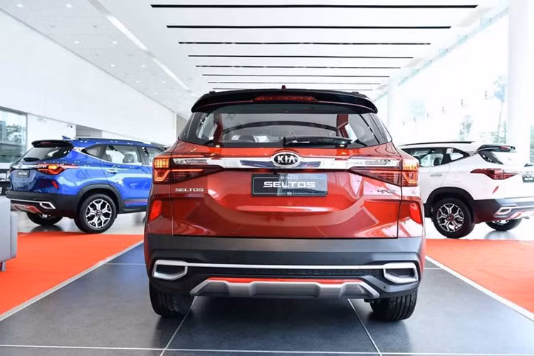 Lấy cảm hứng từ đàn anh Telluride, Kia Seltos có thiết kế tổng thể khá góc cạnh. Điều này giúp xe có nét đặc trưng riêng, nổi bật so với các mẫu xe SUV hạng B khác. Kích thước tổng thể của Kia Seltos 2020 rất ấn tượng với số đo "3 vòng" lần lượt là 4.315 x 1.800 x 1.645 mm. Bán kính vòng quay của xe khá nhỏ, chỉ 5,3 m, giúp việc di chuyển, xoay xở trong đô thị linh hoạt, dễ dàng hơn rất nhiều.