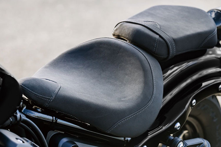 Vốn có phong cách Bobber truyền thống, mẫu Yamaha Bolt R mang trên mình các trang bị thể hiện sự cổ điển của những chiếc Bobber hay Cruiser như đèn pha tròn, tay lái được bố trí cao, hệ thống treo truyền thống với phuộc ống lồng trước và giảm xóc lò xo đôi phía sau.