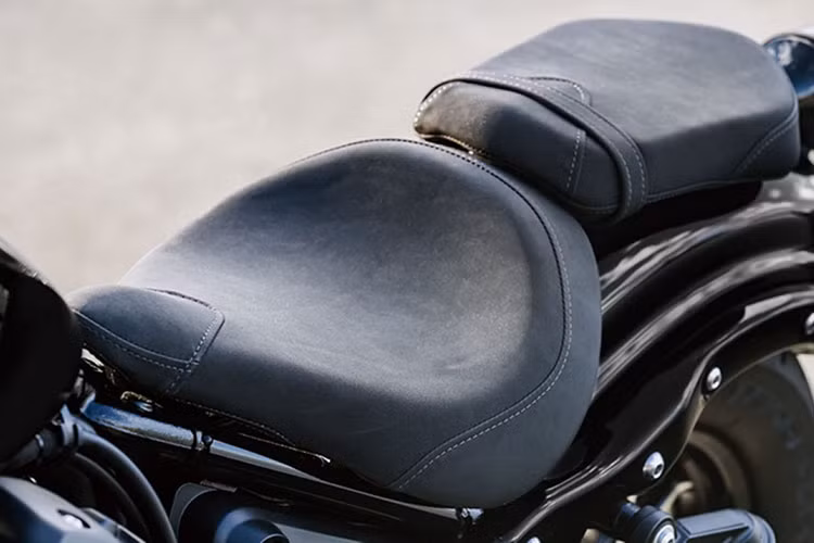 Vốn có phong cách Bobber truyền thống, mẫu Yamaha Bolt R mang trên mình các trang bị thể hiện sự cổ điển của những chiếc Bobber hay Cruiser như đèn pha tròn, tay lái được bố trí cao, hệ thống treo truyền thống với phuộc ống lồng trước và giảm xóc lò xo đôi phía sau.