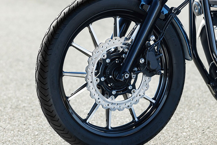 Bên cạnh đó Yamaha Bolt R 2021 mới còn được trang bị bảng đồng LCD đơn sắc dạng tròn, hệ thống phanh đĩa thủy lực đi kèm ABS tiêu chuẩn 2 kênh, chắn bùn sau ôm sát bánh và đường kính bánh trước lớn.