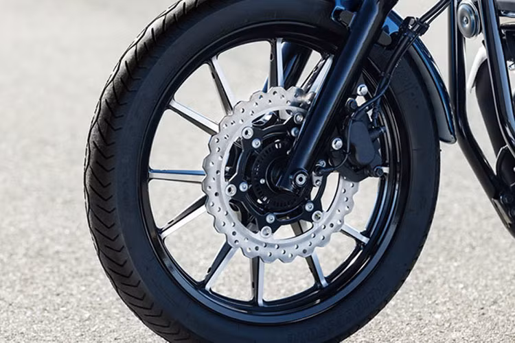 Bên cạnh đó Yamaha Bolt R 2021 mới còn được trang bị bảng đồng LCD đơn sắc dạng tròn, hệ thống phanh đĩa thủy lực đi kèm ABS tiêu chuẩn 2 kênh, chắn bùn sau ôm sát bánh và đường kính bánh trước lớn.