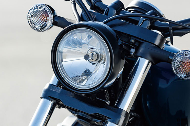 Về thiết kế, Yamaha Bolt R 2021 mang thiết kế Bobber truyền thống và không thể nhầm lẫn. Bình xăng xe có tạo hình giọt nước bắt mắt, kết hợp với đó là tổng thể của loạt chi tiết như đèn pha, cách bố trí yên xe, dè chắn bùn cũng như kiểu dáng bắt mắt.