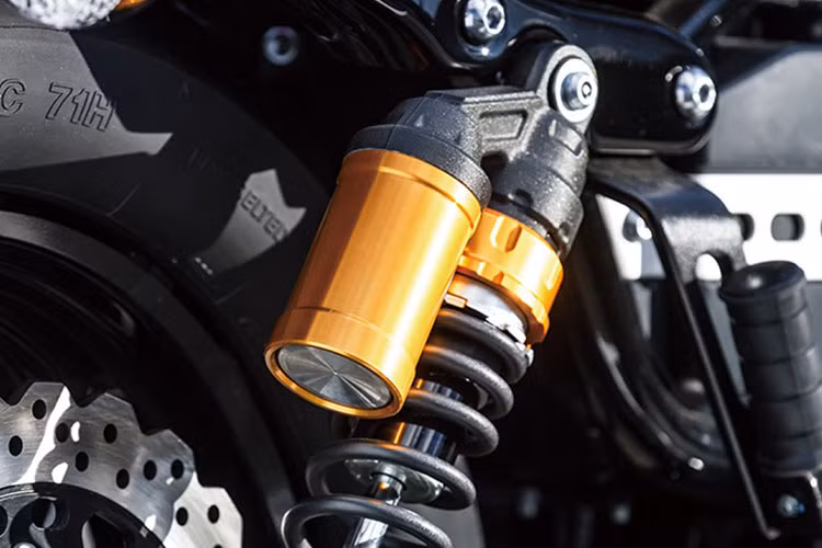 Cung cấp sức mạnh cho Bolt là động cơ V-Twin SOHC kiểu dáng cổ điển với các cánh gió tản nhiệt trên động cơ, dung tích 941cc, phun xăng điệu tử đạt công suất tối đa 54 mã lực và mô-men xoắn cực đại 80Nm.