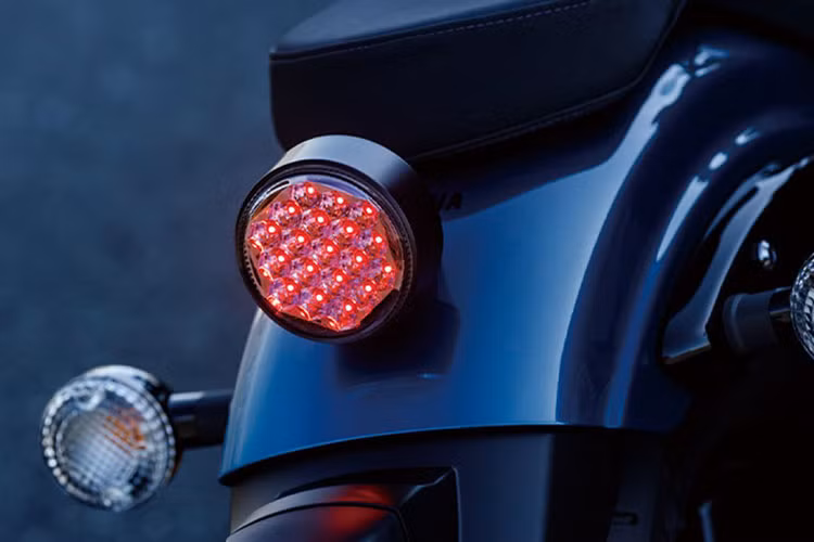 Hiện tại, Yamaha Bolt chỉ có duy nhất một phiên bản R Spec trong khi phiên bản tiêu chuẩn trước đây được trang bị cặp vành căm đã bị loại bỏ. Yamaha Bolt R Spec mới sử dụng cặp mâm đúc đa chấu sơn màu kim loại bóng.