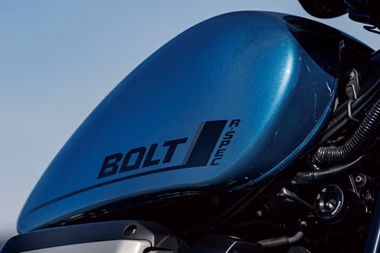 Theo thông số của nhà sản xuất, Yamaha Bolt R có trọng lượng 252 kg, chiều cao yên chỉ 690 mm. Kích thước tổng thể dài x rộng x cao của xe được công bố ở mức 2.290 x 830 x 1.120 mm, chiều dài cơ sở khá dài 1.570 mm.