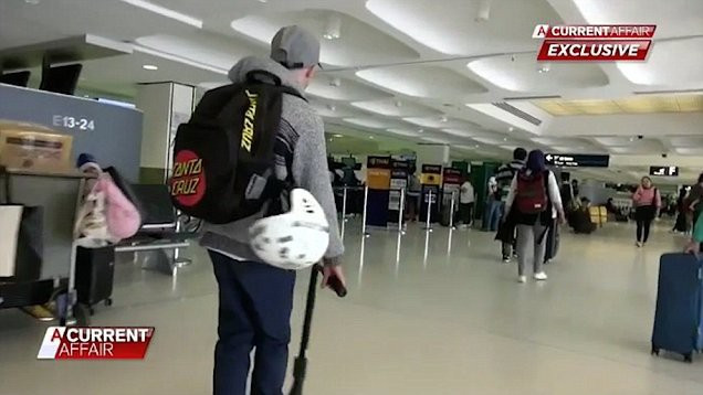 Đến sân bay và tự làm thủ tục lên máy bay mà không bị ai phát hiện.