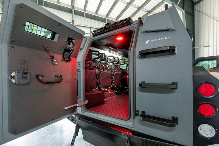 Ngoài hệ thống CBRN, Roshel Senator cũng được trang bị nhiều hệ thống giám sát tân tiến, bao gồm camera cảm biến nhiệt với độ phân giải cao và hệ thống chiếu sáng công suất lớn. Ngoài khả năng tấn công, Senator còn có thể được cấu hình để trở thành xe phản ứng nhanh đóng vai trò giải cứu với các trang bị như thang xếp, cầu nâng thủy lực, tời kéo, mỏ cày ở trước để giúp dọn dẹp chướng ngại vật trên đường.