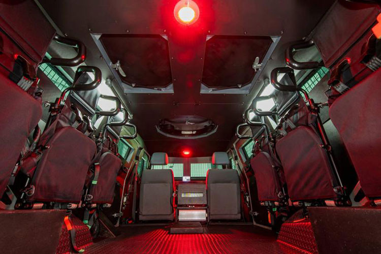 Nói cách khác, CBRN là hệ thống điều hòa và thanh lọc không khí khép kín, cho dù môi trường bên ngoài xe có chịu ảnh hưởng gì đi nữa thì 10 - 12 người ngồi bên trong vẫn có thể hít thở dễ dàng. Một chức năng khác của hệ thống này là phát hiện và đo lường mừng độ khí độc và phóng xạ ở môi trường bên ngoài.